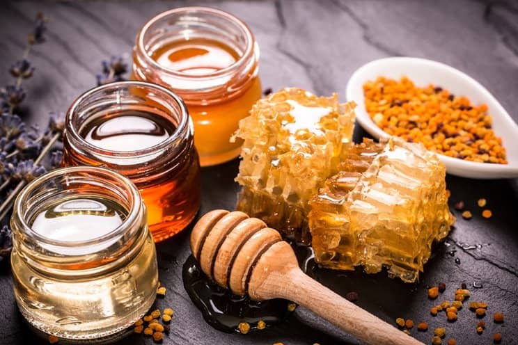 You are currently viewing 7 Cara Membedakan Madu Asli dan Palsu, Dari Aroma Hingga Rasa